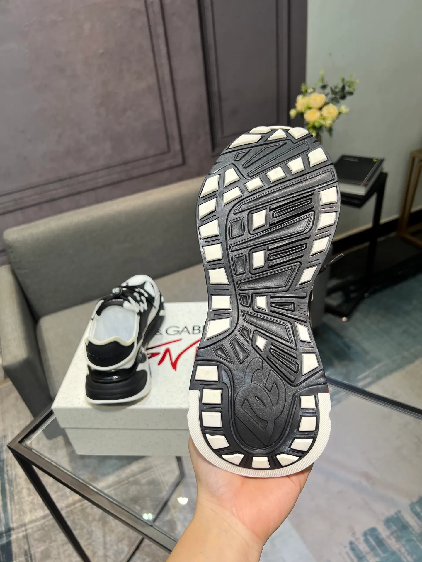 Men's shoes 💰580 Dolce&Gabbana D&G's latest casual sneakers. Original purchase, development and production. DG's latest explosion. The tongue has the brand's iconic details. It is fashionable and versatile and can add luster to various looks. Create an exquisite design with unique dynamic vitality and modern atmosphere, showing modern and elegant style. Exquisite packaging at the delivery counter🛍📦 ▪️Fabric: Original customized cowhide, lining: Original customized breathable lining, Size: Men's 38-44 (45 46 customized)